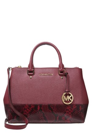 Sac à main bordeaux Michael Kors avec poignées supérieures, bandoulière détachable, breloque logo dorée et panneau inférieur texturé effet peau de serpent.