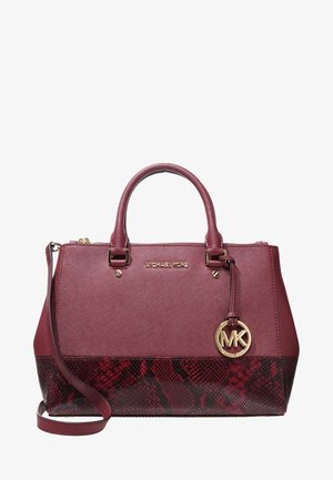 Sac à main bordeaux Michael Kors avec poignées supérieures, bandoulière détachable, breloque logo dorée et panneau inférieur texturé effet peau de serpent.