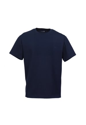 Laivastonsininen lyhythihainen t-paita pyöreällä kaula-aukolla, jossa on pieni, hillitty logo vasemmalla rinnassa, esillä yksivärisellä valkoisella taustalla.