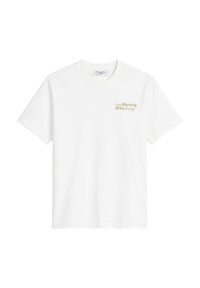 Witte T-shirt met korte mouwen en kleine gouden tekst "Lazy Morning Brew Society" op de bovenste linkerborst.