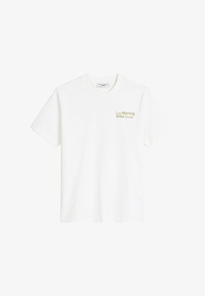 Weißes T-Shirt mit kurzen Ärmeln und kleinen goldenen Schriftzug "Lazy Morning Brew Society" auf der oberen linken Brust.