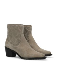 Botines de ante gris con punta afilada y tacón bajo en bloque. Presentan un detalle de costura ondulada y una suela negra para mayor tracción.