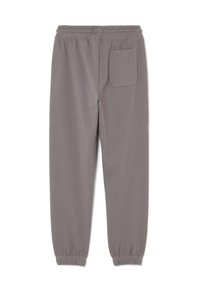 Pantalones de chándal grises con cintura y puños elásticos, que presentan un solo bolsillo trasero en el lado derecho, colocados planos sobre un fondo blanco.