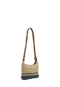 Bolso de hombro tejido en beige y azul con correa ajustable de cuero marrón y cierre superior con cremallera.