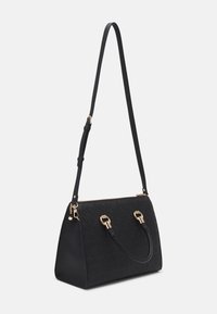 Fekete, strukturált kézitáska textúrált anyagból, arany színű fémrészekkel, dupla fogantyúkkal és levehető vállpánttal.