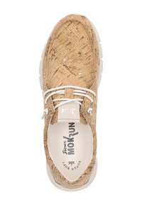 Korktexturierte Schuhe in Beige, mit weißen Schnürsenkeln und Sohlen. Verfügt über ein gepolstertes Innenleben und "Super Soft" in Silber innen aufgedruckt.