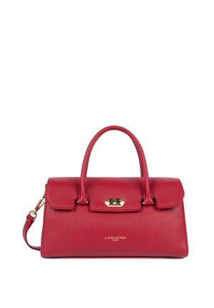 Sac à main Lancaster Paris en cuir rouge avec deux poignées, fermoir doré et bandoulière amovible sur fond blanc.