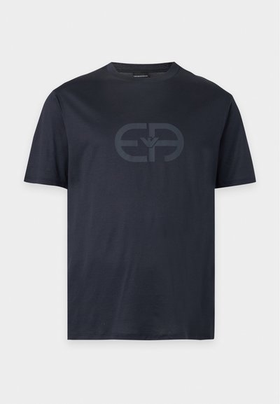 Μαύρο σκούρο μπλε T-shirt με κοντά μανίκια, στρογγυλή λαιμόκοψη και διακριτικό μεγάλο λογότυπο τυπωμένο στο κέντρο μπροστά.