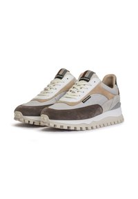 Sneakers con un mix di materiali in suede e pelle beige, grigi e marroni, con una suola in gomma bianca spessa e lacci in evidenza.