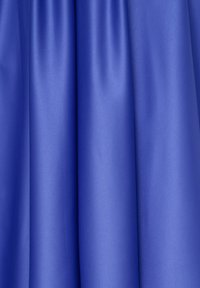 Helles blaues Gewebe mit einer glatten, glänzenden Textur; weist sanfte Falten auf, die dem Material Volumen und Tiefe verleihen.