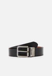 Zwart leren riem met een zilveren metalen gesp met het Levis-logo. De riem heeft een gladde textuur en een klassiek design.