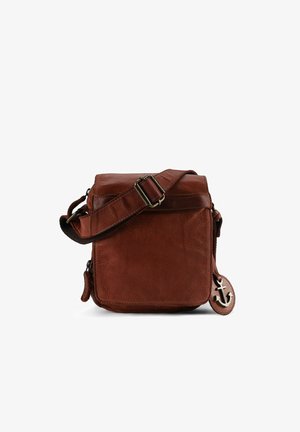 Bruine leren crossbodytas met een textuureffect, verstelbare band en zilveren ankerbedeltje. Rechthoekige vorm met ritssluitingen.