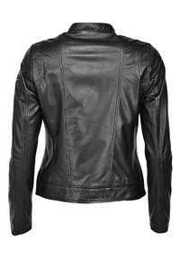 Schwarze Lederjacke, taillierter Schnitt mit hohem Kragen, langen Ärmeln, sichtbaren Nähten, glatter Textur und minimalistischem Stil.