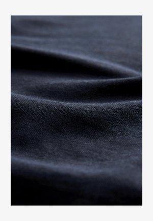 Tumesinine kangas, millel on sile ja kergelt tekstureeritud pind, pehmete voldikute ja õrna läikega, rõhutades sügavust ja liikumist.