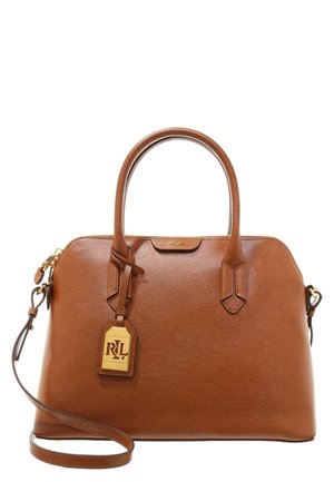 Sac à main en cuir marron avec double poignée, bandoulière amovible et une étiquette à emblème de la marque en ton doré suspendue près d'une des poignées.