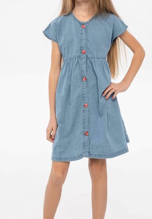 Denimjurk met korte mouwen, een ronde halslijn, een knoopsluiting aan de voorkant met roze knopen en een geplooide taille, die net boven de knieën eindigt.