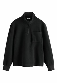 Sort fleece-pullover med halvlukket lynlås, høj krave og en brystlomme. Har struktureret stof og ribbede manchetter. Enkel, kasseformet silhuet.