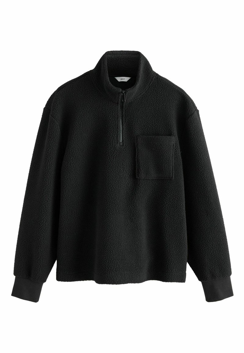Sort fleece-pullover med halvlukket lynlås, høj krave og en brystlomme. Har struktureret stof og ribbede manchetter. Enkel, kasseformet silhuet.