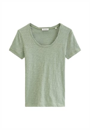 Kurzärmeliges, hellgrünes Baumwoll-T-Shirt mit Rundhalsausschnitt, feiner Textur und Markenlabel am Kragen, flach auf weißem Hintergrund liegend.