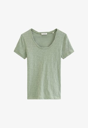 Kurzärmeliges, hellgrünes Baumwoll-T-Shirt mit Rundhalsausschnitt, feiner Textur und Markenlabel am Kragen, flach auf weißem Hintergrund liegend.