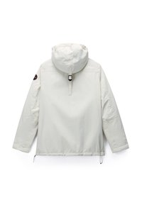 Chaqueta blanca con capucha, mangas largas, cordones ajustables en el dobladillo y un parche circular en la parte superior del brazo izquierdo, vista desde atrás.