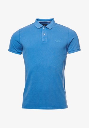 Polo blu a maniche corte con colletto, due bottoni e logo discreto sul petto sinistro, presentata su sfondo semplice.