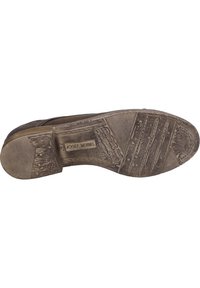 Hnědá kožená podešev s texturovanými vzory, detaily loga a mírně opotřebovaným vzhledem. Disponuje plochým, odolným designem.