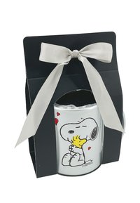 Keramiktasse mit silberner Oberfläche, gestaltet mit einem Snoopy- und Woodstock-Motiv. Verpackt in einer schwarzen Box mit einem hellgrauen Band.