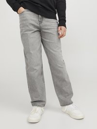 Grå denimjeans med en avslappnad passform, med fem fickor, bälteshällor och en urtvättad look. Matchade med vita sneakers.