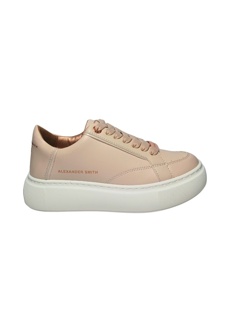 Sneaker in pelle rosa chiaro con suola in gomma bianca, chiusura con lacci e dettaglio metallico vicino alla linguetta. Presenta un marchio impresso sul lato.