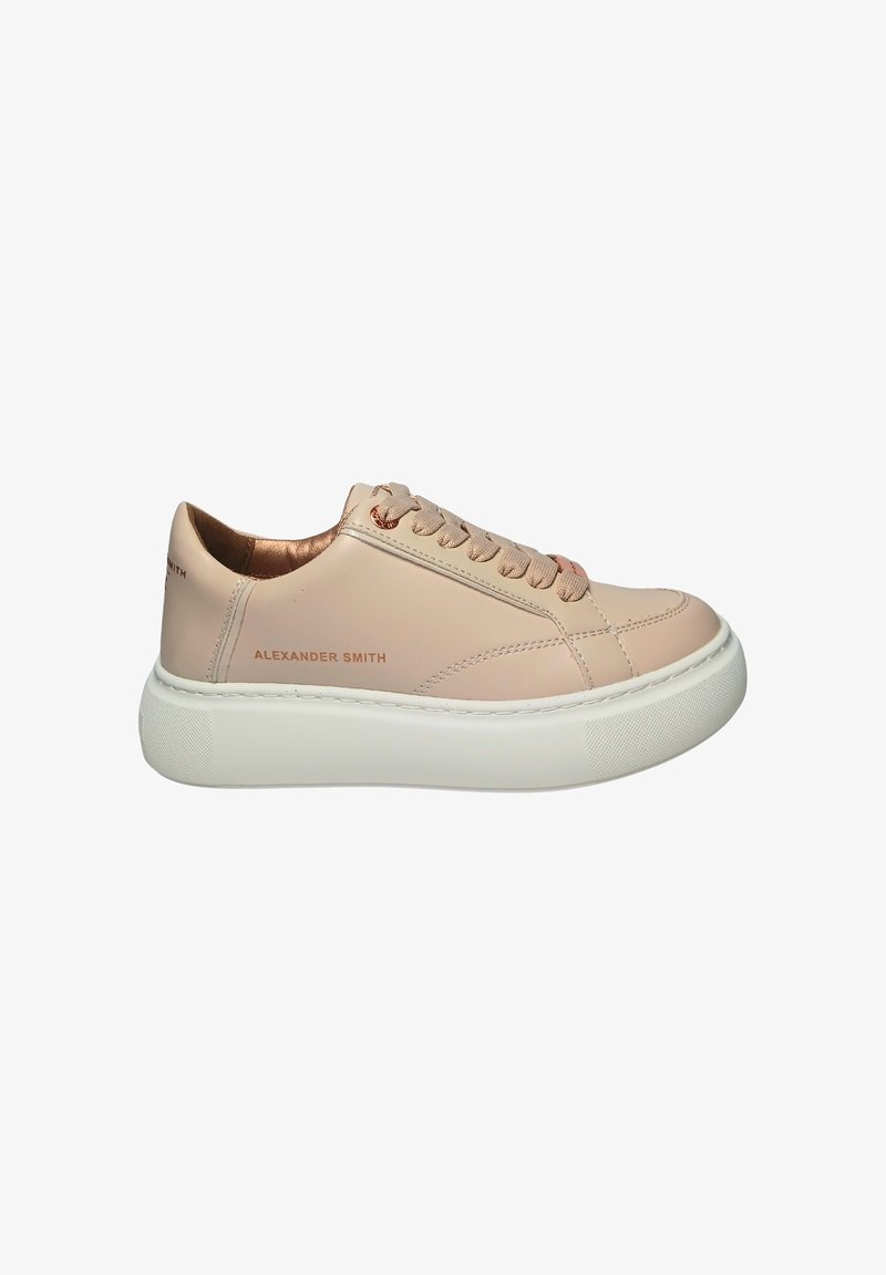 Sneaker in pelle rosa chiaro con suola in gomma bianca, chiusura con lacci e dettaglio metallico vicino alla linguetta. Presenta un marchio impresso sul lato.