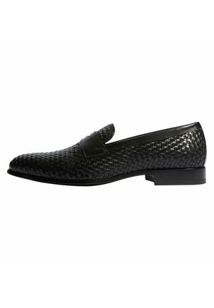 Czarny pleciony skórzany loafers z eleganckim fasonem, zaokrąglonym czubkiem i niskim drewnianym obcasem; posiada gładki skórzany akcent na cholewce.