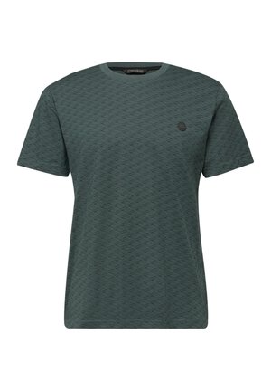 Ciemnozielona koszulka z krótkim rękawem, z subtelnym geometrycznym wzorem i małym okrągłym logo na lewej piersi.