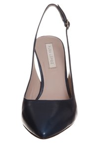 Námořnické modré kožené slingback lodičky s špičatou špicí, otevřenými stranami a minimálním podpatkem. Interiér má béžovou stélku s logem značky.