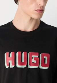 HUGO DAQERIO - T-shirt med print - black