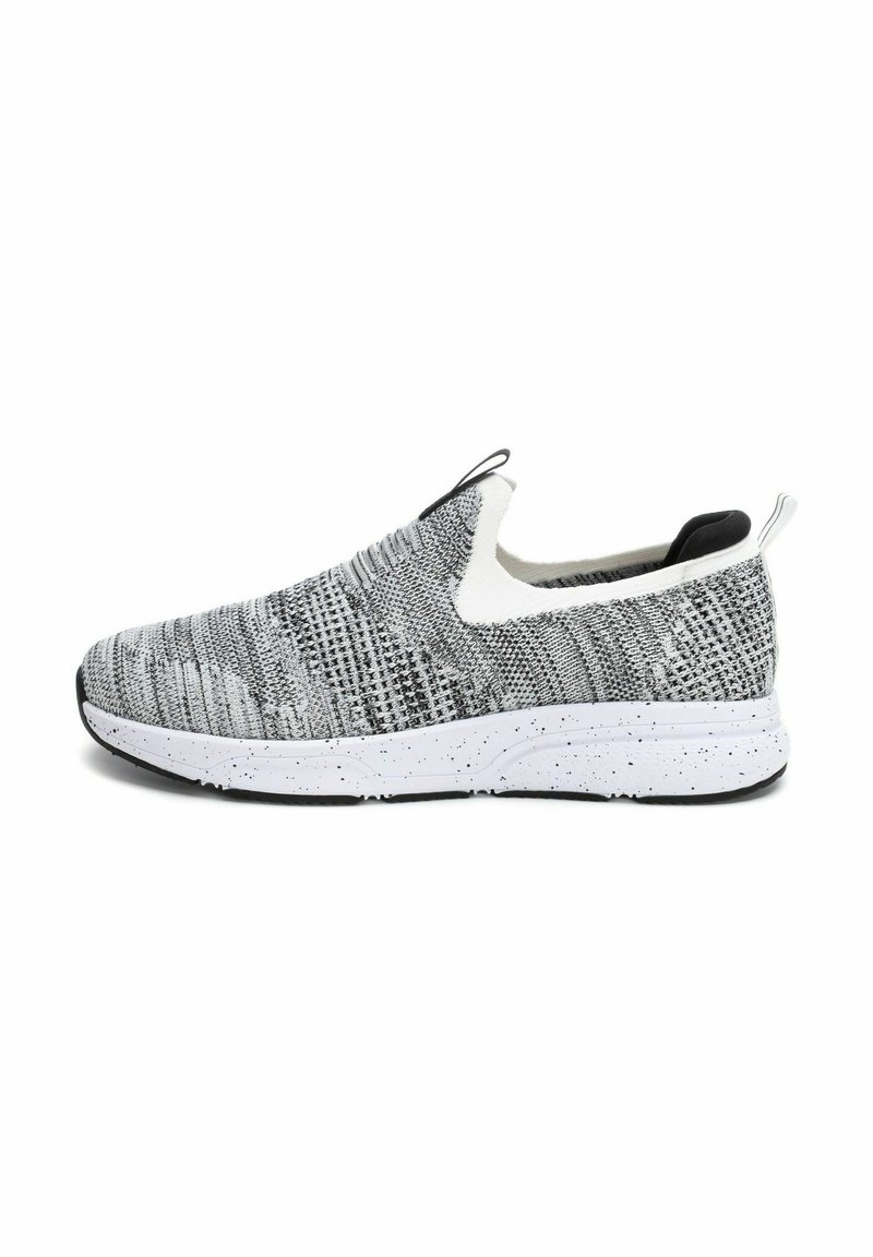 Zapatilla deportiva sin cordones con parte superior de tela de punto texturizada en gris y blanco, acento en el talón negro y suela blanca salpicada. Diseño flexible y ligero.