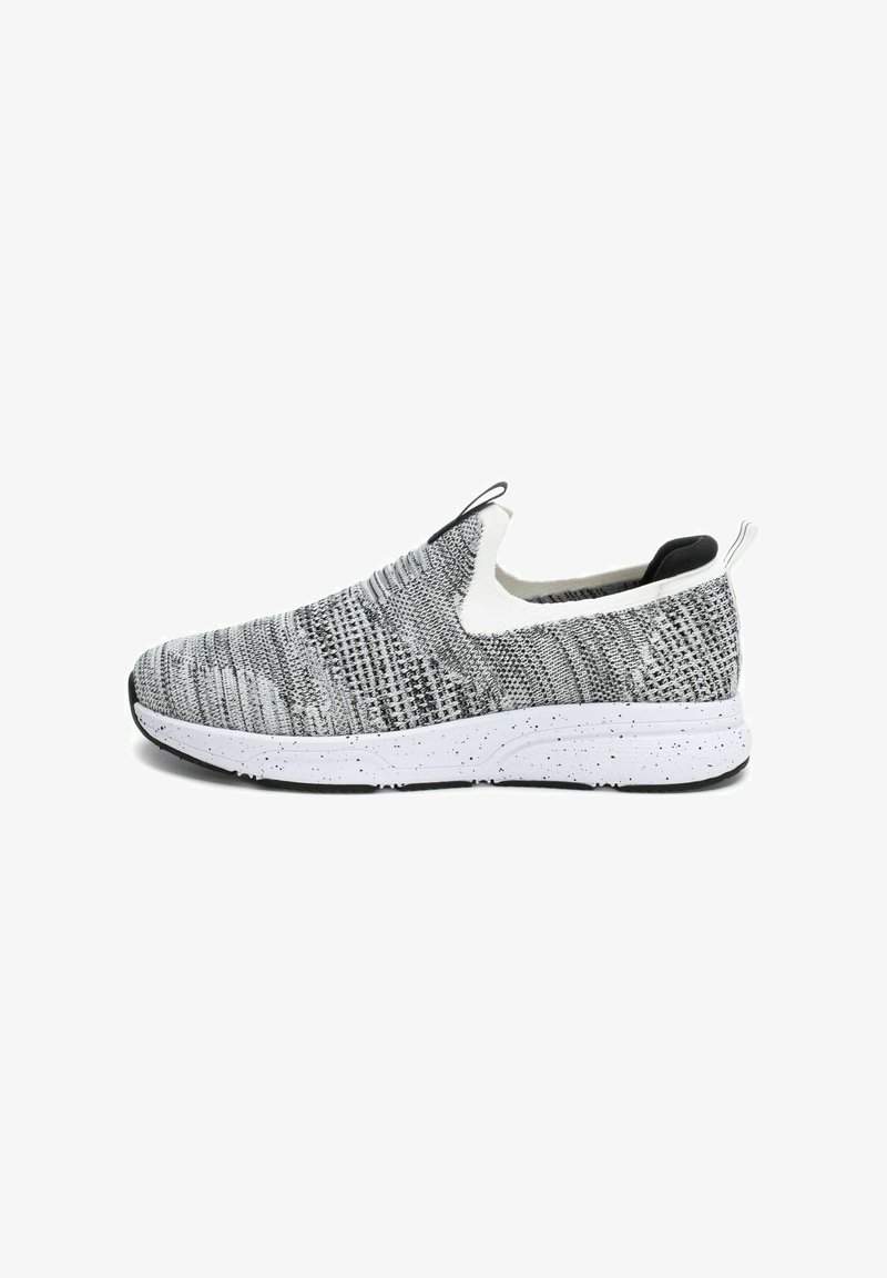Zapatilla deportiva sin cordones con parte superior de tela de punto texturizada en gris y blanco, acento en el talón negro y suela blanca salpicada. Diseño flexible y ligero.