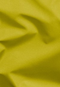 Tessuto giallo brillante con una texture morbida, che presenta onde e pieghe sottili. Il materiale sembra leggero e flessibile.