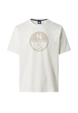Maglietta a maniche corte in cotone bianco con una grafica rotonda color marrone chiaro, con la scritta "NORTH SAILS" e le iniziali "N" e "S" centrali sul davanti.