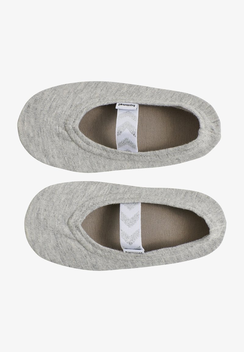 Paire de chaussettes invisibles en tissu gris avec des bandes élastiques blanches affichant des motifs chevrons gris à l’intérieur.