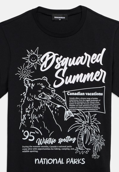 Μαύρο T-shirt με λευκό σχέδιο από μια αρκούδα που πιάνει ψάρι, χαμογελαστό ήλιο, φοίνικες και κείμενο σχετικά με διακοπές στον Καναδά και παρατήρηση άγριας ζωής.