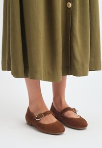 RYŁKO Ballerine con cinturino - Brown