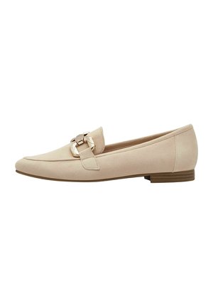 Mocassini in suede beige con punta rotonda, caratterizzati da una fibbia metallica decorativa e un tacco basso marrone. Texture liscia senza motivi visibili.