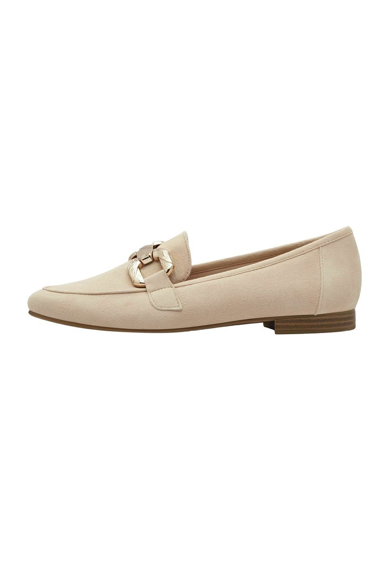 Mocassins en daim beige avec un bout arrondi, dotés d'une boucle métallique décorative et d'un petit talon marron. Texture lisse sans motifs visibles.