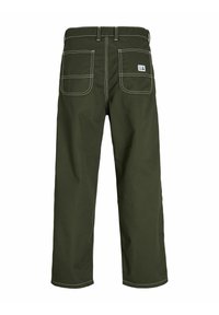 Pantalons vert foncé à coupe droite, équipés de deux poches arrière, de coutures blanches contrastantes et d'une petite étiquette de marque sur la ceinture.