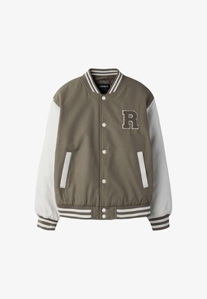 Varsity jakna s maslinastozelenim tijelom, bijelim rukavima, prugastim manžetnama i ovratnikom, kopčama na drukere te zakrpom s slovom "R" na prsima.