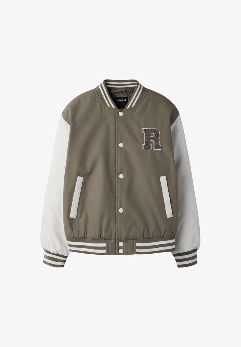 Veste universitaire avec corps vert olive, manches blanches, poignets et col rayés, boutons-pression, et écusson en forme de lettre "R" sur la poitrine.