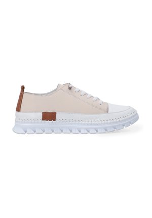 Beige Ledersneaker mit weißer Gummisohle, ausgestattet mit weißen Schnürsenkeln und einem braunen Akzent an der Ferse. Texturierte Nähte entlang der Sohle.