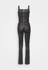 Svart läder jumpsuit med en åtsittande bodice, dragkedjeslutning och breda ben. Har justerbara axelremmar och subtil sömdetalj.