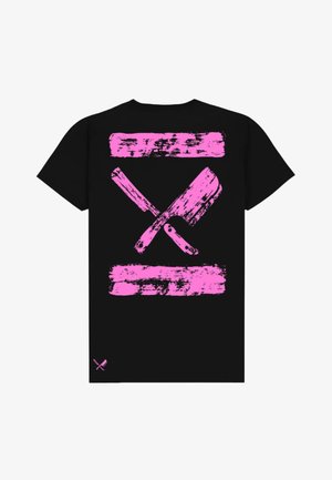 Černé tričko s velkými růžovými štětcovými grafiky a kříženými noži na zadní straně. Krátké rukávy a uvolněný střih.